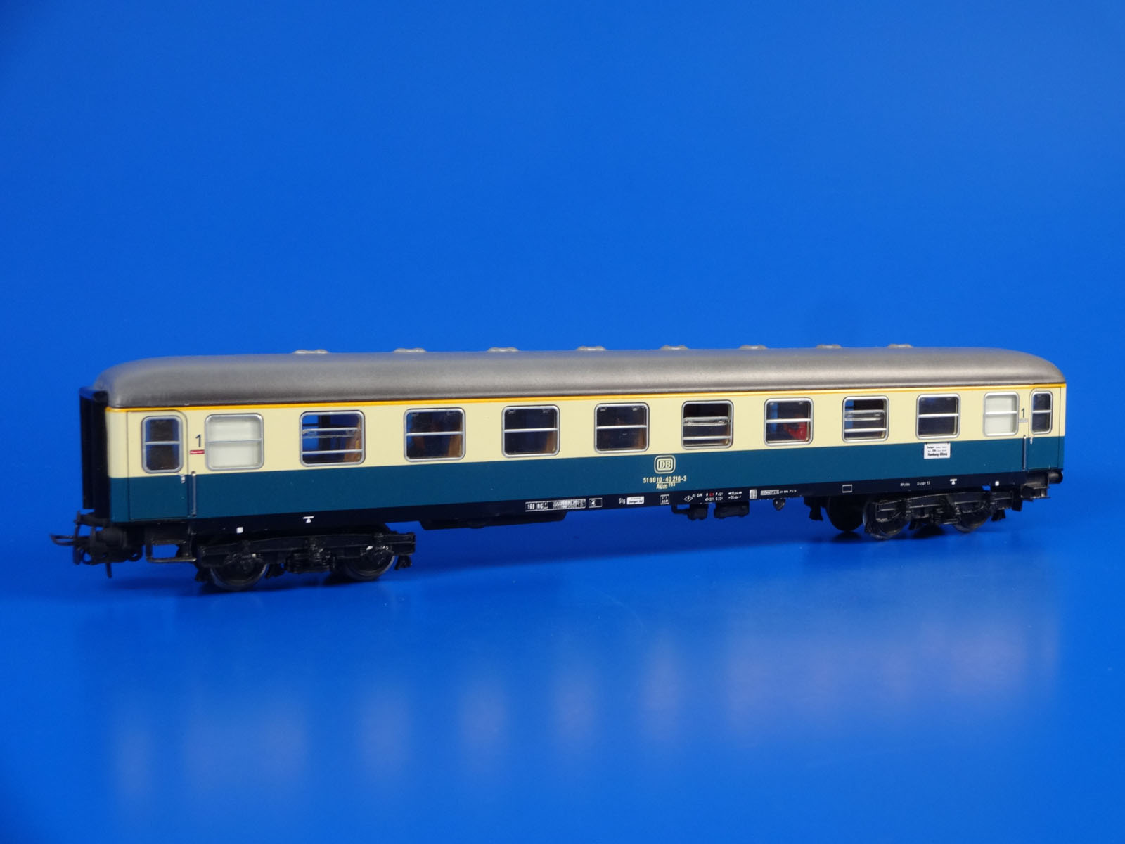 MARKLIN H0 - 4111 - Express 1nd Class Passenger Coach + Passengers